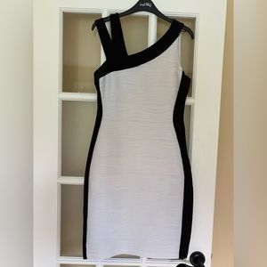 Very elegant black & White Joseph Ribkoff dress